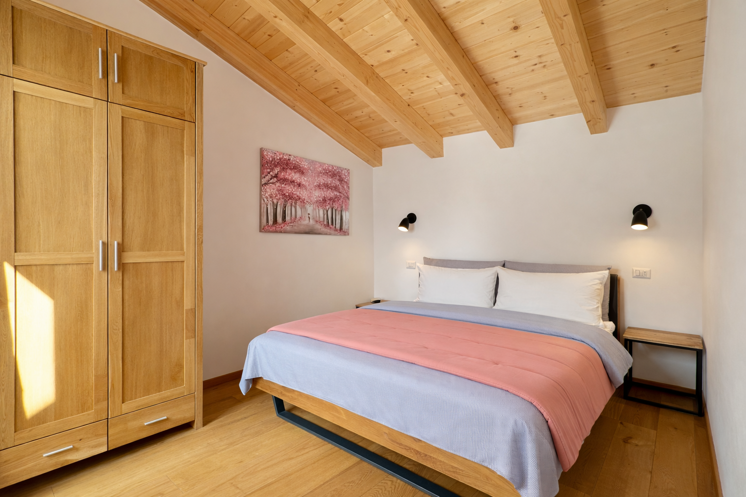 Schlafzimmer mit Doppelbett, Kleiderschrank und Holzdecke